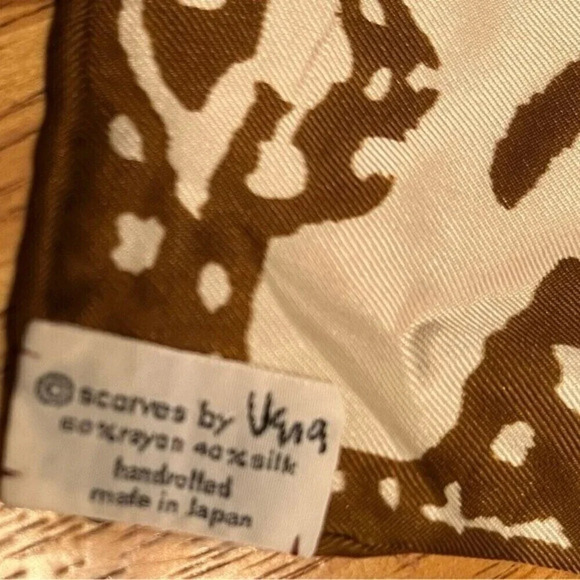 Two vintage Vera Neumann silk blend scarfs measuring 26” x 26” - Picture 2 of 7